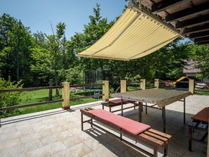 Plante, Propriété, Table, Arbre, Ombre, Mobilier De Jardin, Extérieur Banc, Bois, Ciel, Herbe