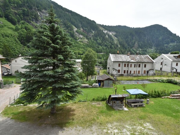 L'Eau, Ciel, Plante, Propriété, Piscine, Bleu Azur, Ombre, Mobilier De Jardin, Balancelle, Arbre