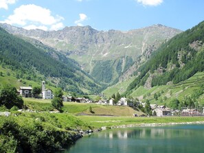 Water, Mountain, Cloud, Sky, Water Resources, Natural Landscape, Lake, Plant, Highland, Watercourse