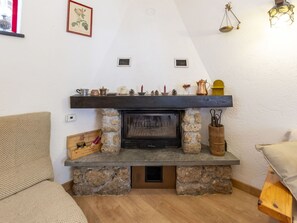 Wall, Wood, Furniture, Interior Design, Hearth, Room, Flooring, Living Room, Hardwood, Natural Material