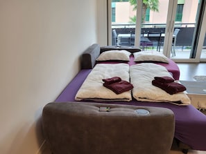 Möbel, Komfort, Fenster, Lila, Holz, Gebäude, Rechteck, Bettrahmen, Flooring, Kissen