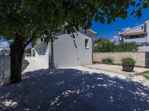 Building, Plant, Window, Sky, Tree, Road Surface, Shade, Asphalt, House, Land Lot