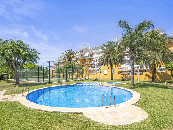 Water, Building, Plant, Sky, Daytime, Property, Swimming Pool, Azure, Window, Tree