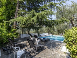 Water, Building, Plant, Sky, Daytime, Property, Swimming Pool, Azure, Window, Tree
