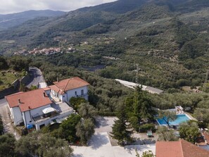 Water, Building, Plant, Sky, Daytime, Property, Swimming Pool, Azure, Window, Tree