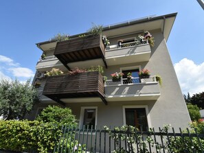 Wasser, Gebäude, Pflanze, Himmel, Daytime, Eigentum, Schwimmbad, Azurblau, Fenster, Baum