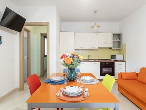 Tabelle, Möbel, Eigentum, Cabinetry, Couch, Orange, Wohnzimmer, Interior Design, Stuhl, Holz