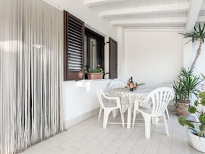 Plant, Furniture, Table, Property, Building, Houseplant, Flowerpot, Chair, Wood, Interior Design