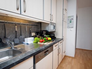 Kitchen Sink, Sink, Tap, Cabinetry, Countertop, Property, Building, Kitchen, Wood, Kitchen Stove