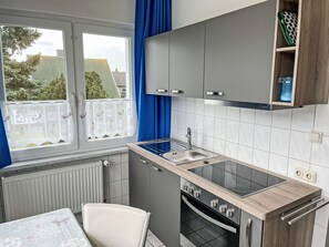 Kitchen, Kitchen Appliance, Major Appliance, Kitchen Sink, Countertop, Cabinetry, Interior Design, Tap, Sink, Plumbing Fixture
