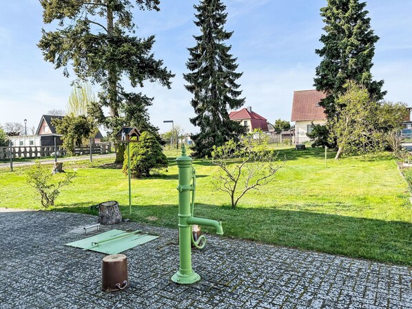 Himmel, Pflanze, Eigentum, Wolke, Gebäude, Baum, Grundstueck, Natürliche Landschaft, Gras, Fenster