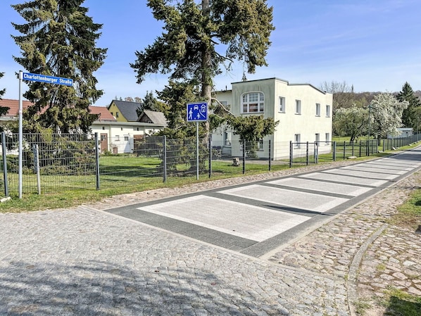 Pflanze, Himmel, Gebäude, Eigentum, Strassenbelag, Baum, Asphalt, Grundstueck, Urban Design, Fenster