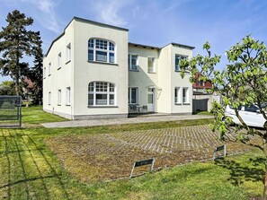 Himmel, Wolke, Gebäude, Pflanze, Fenster, Baum, Haus, Grundstueck, Gras