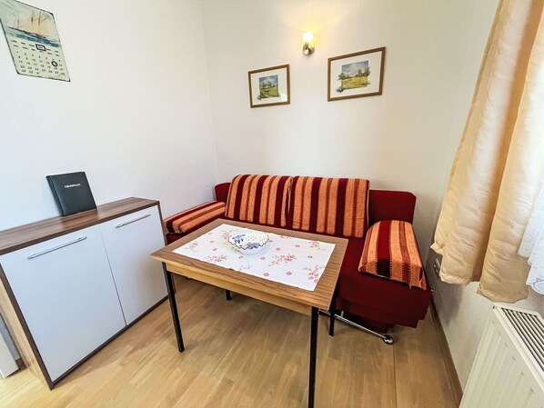 Sofá, Propiedad, Mueble, Mesa, Marco, Edificio, Comodidad, Madera, Sofá Cama, Piso