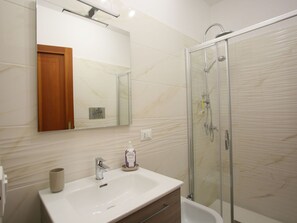 Mirror, Plumbing Fixture, Property, Shower Head, Tap, Bathroom Cabinet, Sink, Building, Shower, Bathroom