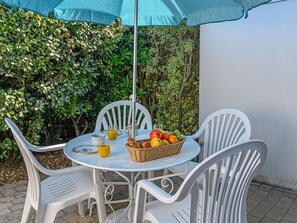 Table, Meubles, Plante, Propriété, Vaisselle, Chaise, Tableau De Plein Air, Parapluie, Mobilier De Jardin, Ombre