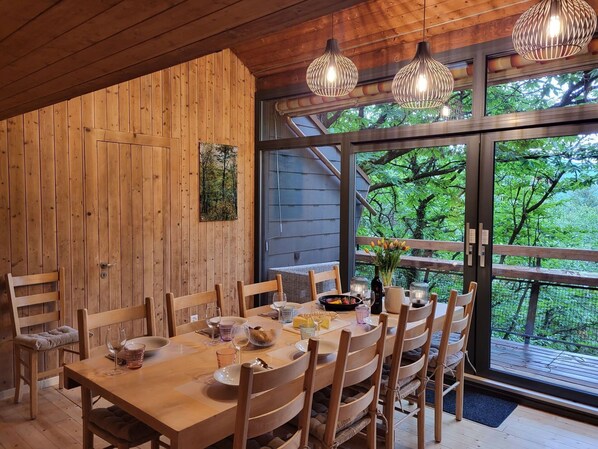 Table, Meubles, Propriété, Chaise, Bois, Vaisselle, Design Intérieur, Éclairage, Fenêtre, Plante