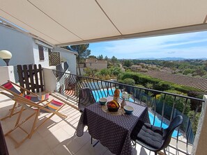 Meubles, Chaise, Ombre, Balcon, Mobilier De Jardin, Structure En Plein Air, Plante D'Appartement, Piscine, Porche, Tableau De Plein Air