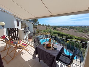 Meubles, Chaise, Ombre, Balcon, Mobilier De Jardin, Structure En Plein Air, Plante D'Appartement, Piscine, Porche, Tableau De Plein Air