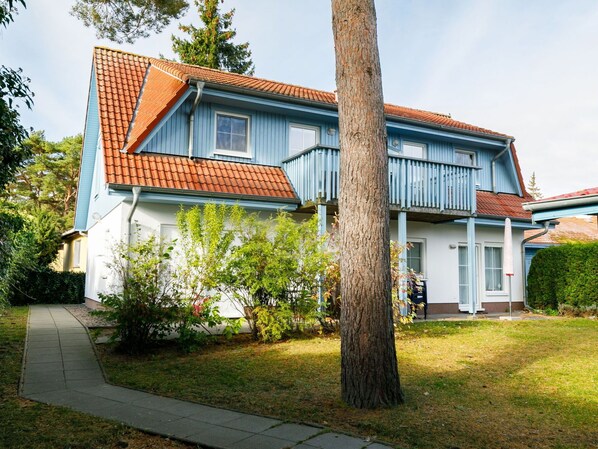 Pflanze, Himmel, Gebäude, Eigentum, Fenster, Baum, Haus, Grundstueck, Gras, Hütte