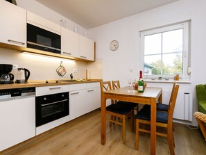 Cabinetry, Möbel, Countertop, Fenster, Gebäude, Herd, Küchengerät, Sinken, Holz, Küche