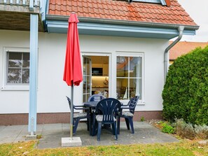 Fenster, Eigentum, Pflanze, Möbel, Gebäude, Stuhl, Schatten, Hütte, Haus