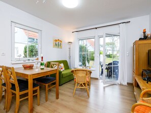 Pflanze, Tabelle, Möbel, Fenster, Zimmerpflanze, Holz, Interior Design, Die Architektur, Gelb, Wohnzimmer