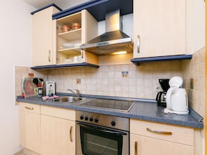 Cabinetry, Countertop, Eigentum, Herd, Küche, Küchengerät, Gebäude, Zapfhahn, Interior Design, Holz
