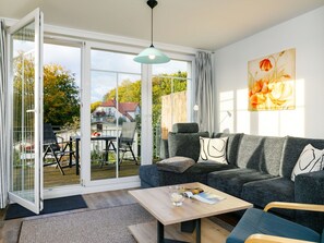 Möbel, Eigentum, Tabelle, Couch, Fenster, Interior Design, Wohnzimmer, Studio Couch, Tür, Schatten