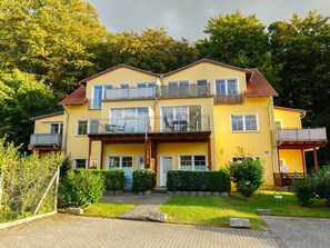 Pflanze, Gebäude, Himmel, Fenster, Eigentum, Baum, Tür, Haus, Gelb, Die Architektur