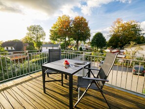 Wolke, Himmel, Pflanze, Tabelle, Gebäude, Baum, Stuhl, Tisch Im Freien, Gartenmöbel, Schatten