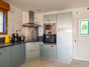 Cabinetry, Countertop, Kitchen Appliance, Kitchen Stove, Home Appliance, Kitchen, Wood, Interior Design, Major Appliance, Building