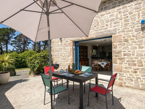Table, Plant, Furniture, Property, Flowerpot, Chair, Houseplant, Outdoor Table, Interior Design, Building