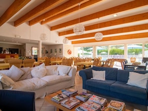 Couch, Möbel, Eigentum, Tabelle, Wohnzimmer, Interior Design, Beleuchtung, Studio Couch, Orange, Kissen