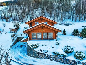 Schnee, Gebäude, Fenster, Natürliche Landschaft, Pflanze, Baum, Ast, Haus, Steigung, Hütte