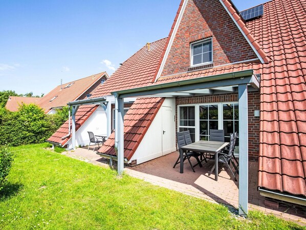 Plant, Property, Sky, Building, Window, Wood, Outdoor Furniture, House, Cottage, Residential Area