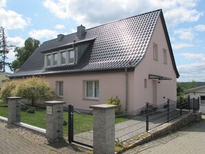 Cloud, Sky, Plant, Building, Window, House, Fence, Land Lot, Cottage, Residential Area