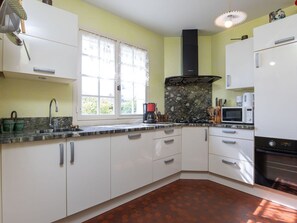 Cabinetry, Countertop, Eigentum, Herd, Küchengerät, Küche, Spüle, Holz, Interior Design, Beleuchtung