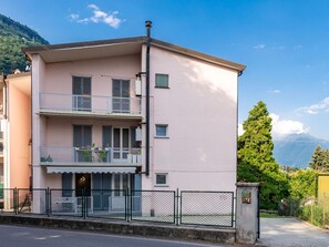 Sky, Cloud, Building, Window, Tree, Plant, Urban Design, Wood, House, Residential Area