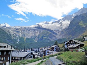 Wolke, Himmel, Berg, Gebäude, Pflanze, Natürliche Landschaft, Natur, Hochland, Haus, Schnee