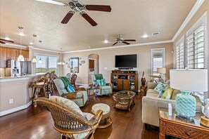 Spacious and serene living room, ideal for family gatherings and relaxation.