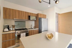 Culinary Bliss: Stocked Kitchen, Modern Amenities.