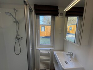 Mirror, Tap, Plumbing Fixture, Sink, Property, Window, Bathroom Sink, Shower Head, Bathroom