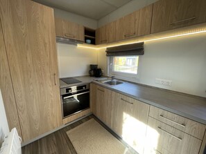 Countertop, Cabinetry, Möbel, Herd, Küchengerät, Küche, Sinken, Beleuchtung, Holz, Major Appliance