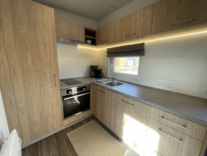 Countertop, Cabinetry, Möbel, Herd, Küchengerät, Küche, Sinken, Beleuchtung, Holz, Major Appliance