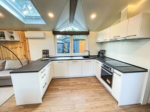 Countertop, Cabinetry, Eigentum, Küche, Spüle, Holz, Herd, Beleuchtung, Sinken, Flooring