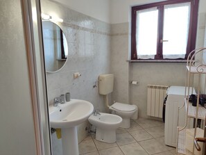 Évier, Luminaire Plomberie, Robinet, Propriété, Lavabo, Fenêtre, Salle De Bains, Violet, Design Intérieur