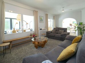 Möbel, Interior Design, Couch, Flooring, Holz, Decke, Wohnzimmer, Fussboden, Zimmer, Tabelle