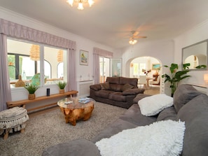 Pflanze, Couch, Möbel, Tabelle, Fenster, Bilderrahmen, Zimmerpflanze, Komfort, Interior Design, Wohnzimmer