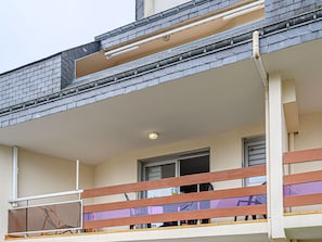 Property, Building, Wood, Shade, Architecture, Shelving, Wall, Material Property, Shelf, Facade